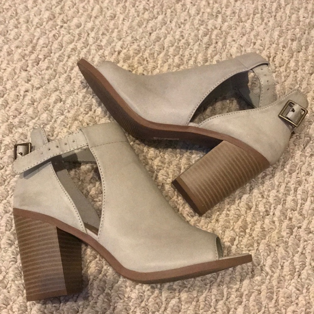 Peep toe boots
